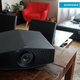 Imagen para el artículo titulado El proyector láser 4K nativo más asequible de Sony hará que no quieras volver nunca más al cine